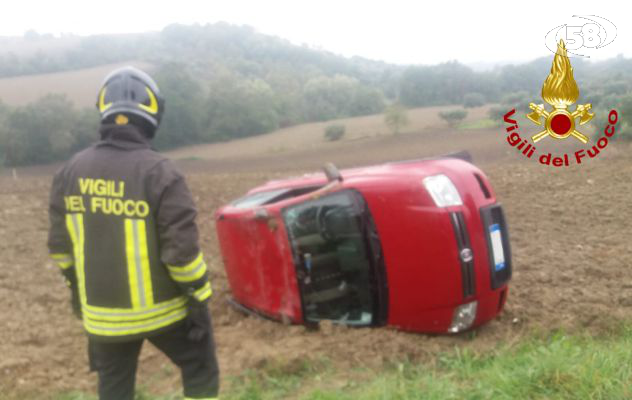 Vallata, auto si ribalta: donna incastrata nell'abitacolo