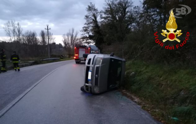 Sbanda e si ribalta, donna finisce in ospedale