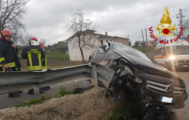 Con l'auto contro il paracarro, anziano in ospedale