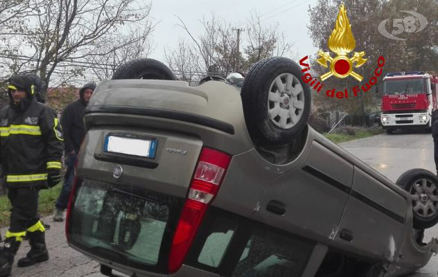 Sbanda con l'auto, donna di 58 anni in ospedale