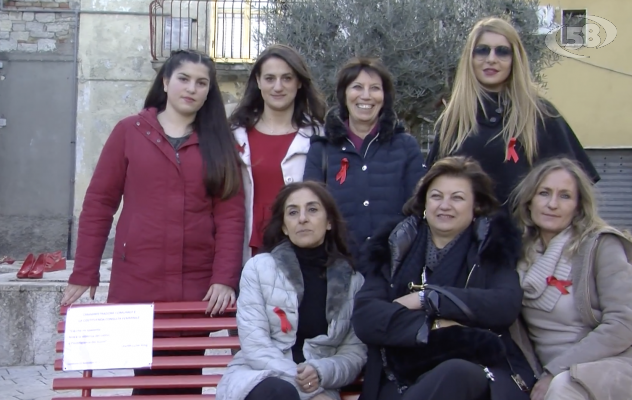 A Lacedonia la panchina rossa, simbolo della lotta contro la violenza sulle donne
