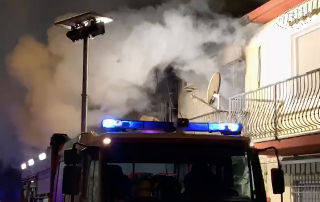 Ariano, abitazione a fuoco: uomo si lancia dal balcone per sfuggire alle fiamme