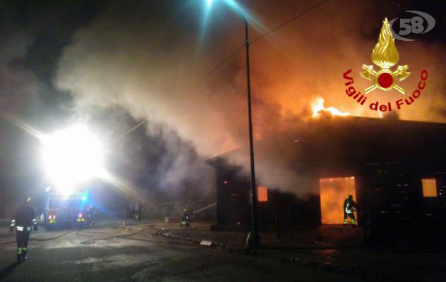 Sant'Angelo a Scala, prefabbricato in fiamme. Pompieri a lavoro