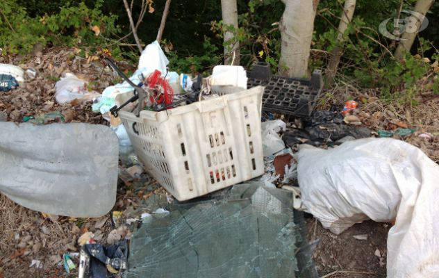 Strada con discarica, enigma risolto: è Comune di Mirabella. Intanto i rifiuti aumentano