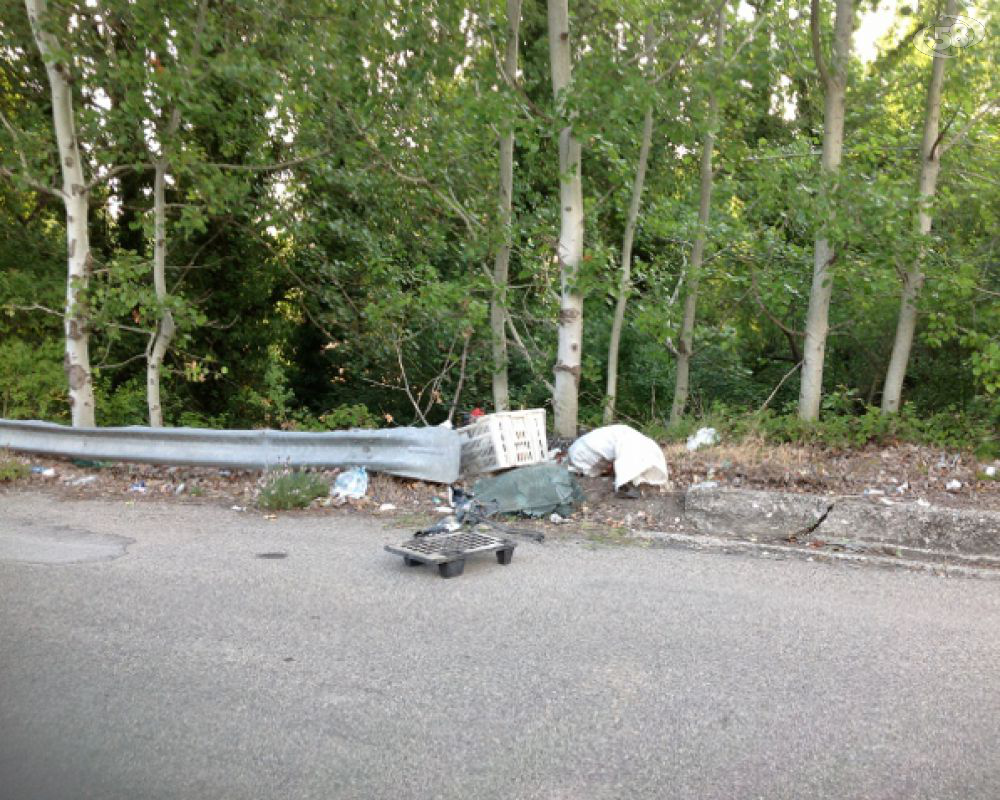 Strada con discarica