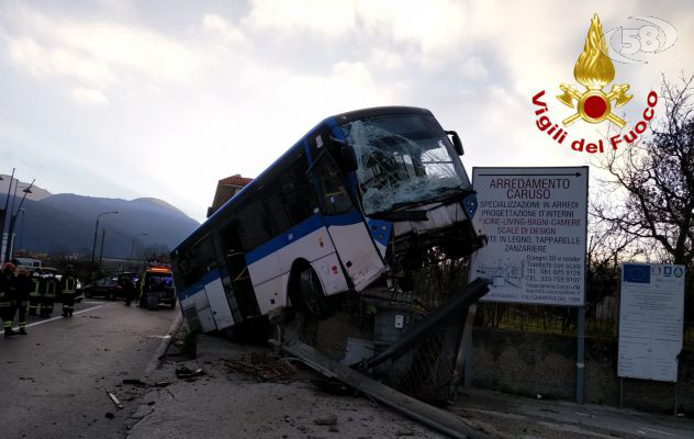 Impatto con l'auto, poi il bus finisce contro un muro