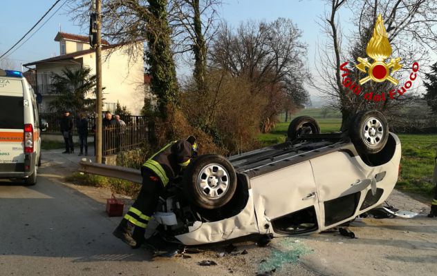 Auto contro palo della luce: quattro feriti