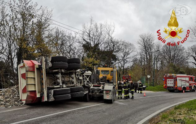 Camion si ribalta sulla Statale: illeso l'autista