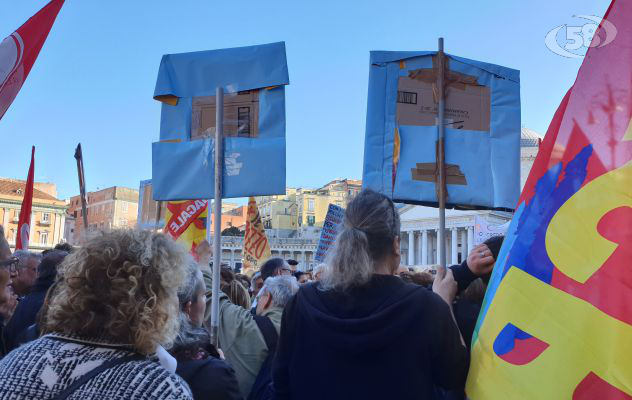 Insegnanti, dirigenti e alunni in piazza al fianco della prof di Palermo