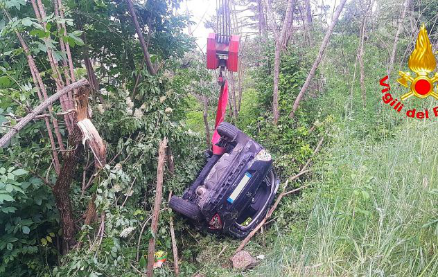 Nusco, auto nella scarpata: due donne restano incastrate