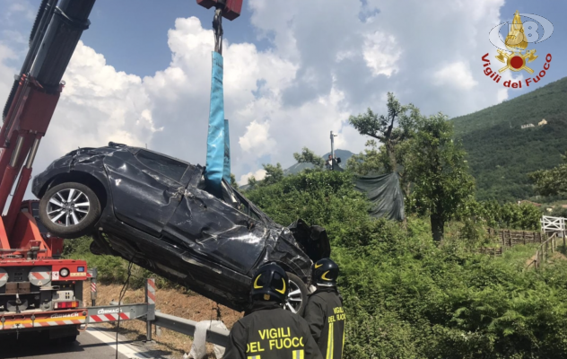 Sbanda e finisce fuori strada sul raccordo Avellino-Salerno