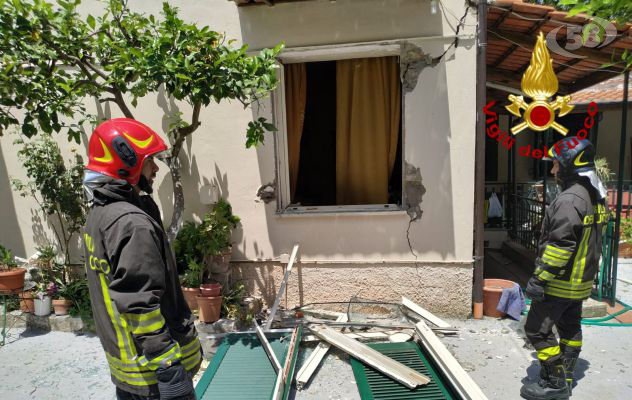 Fuga di gas, esplosione in casa: due feriti