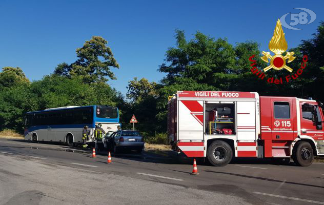 Ancora un incidente sull'Ofantina: scontro auto-pullman