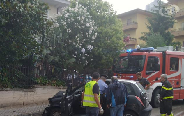 Auto fuori strada, impatto violento: paura per una 28enne