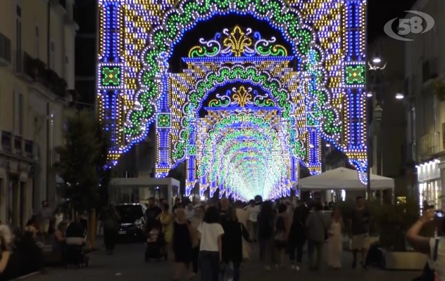 E luce fu. Festa accende le luminarie: ''Torna la tradizione'' /VIDEO