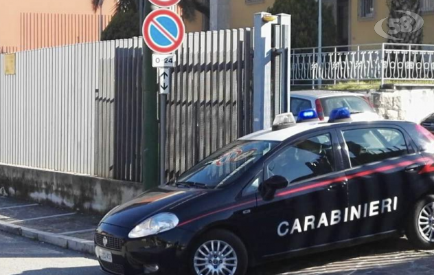 Ubriaco litiga con i genitori e colpisce i Carabinieri