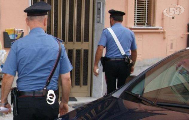 Tenta di sciogliere la droga in bagno, arrestato 44enne