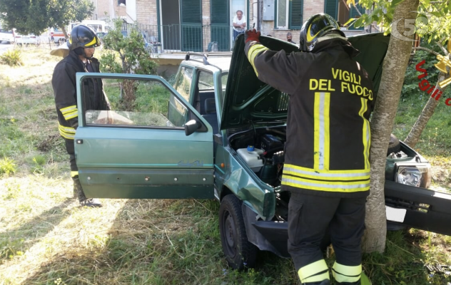 78enne in auto contro un albero: ricoverato al Moscati