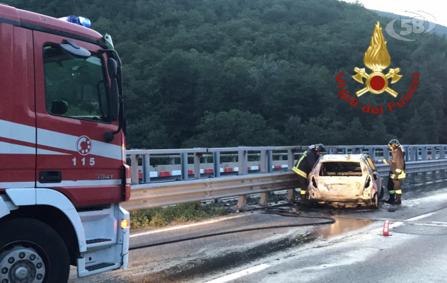 Due auto in fiamme sull'A-16: nessun ferito