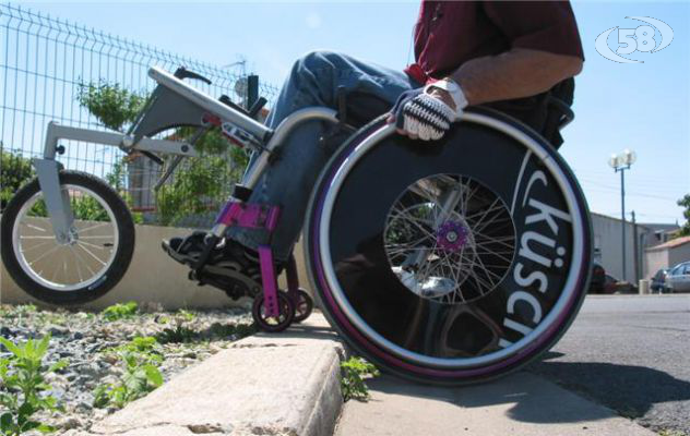 Disabile va a trovare i cari al cimitero e gli rubano la carrozzina