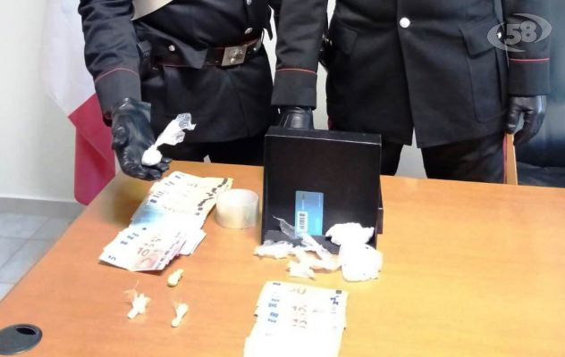 Cocaina e soldi scovati in casa, arrestato pusher 40enne