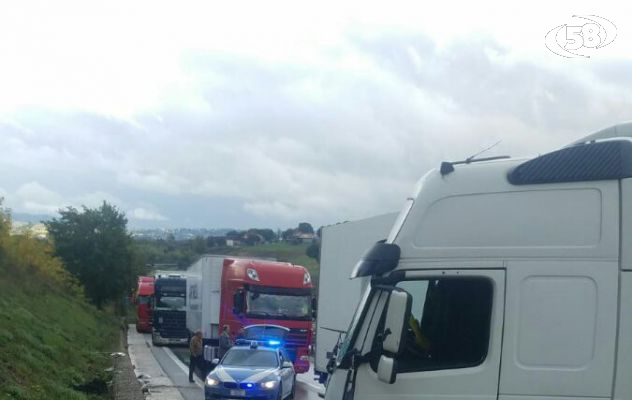 Tir fuori strada, conducente ferito. Traffico sul raccordo deviato