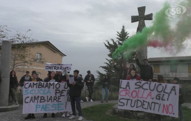 Edilizia scolastica, corteo degli studenti sul Tricolle: "Tanti iscritti, poco spazio"