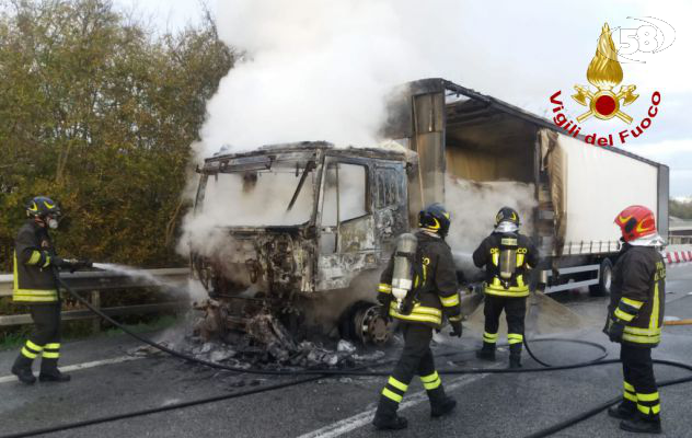 Autotreno in fiamme, traffico in tilt sull'A-16