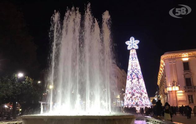 Avellino accende in Natale, Festa: ''Un sorriso ai rosiconi'' /VIDEO