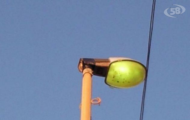 Ragazzo si arrampica su un palo della luce: colpito da una scossa