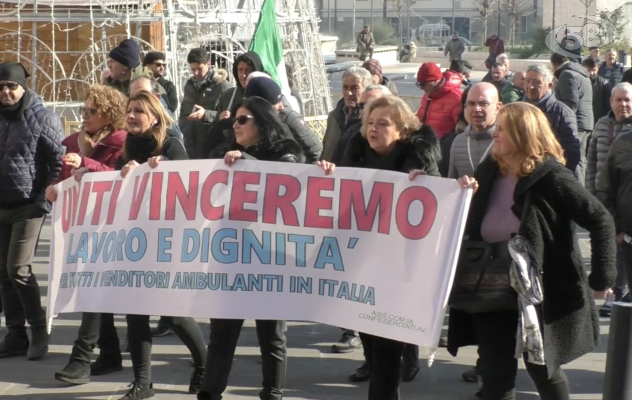 Mercato, ambulanti contro il sindaco: ''Ci toglie il lavoro'' /VIDEO