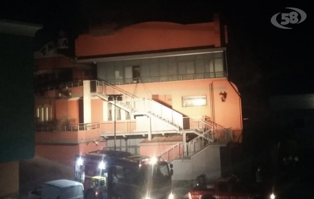 Incendio ad Ariamo, fiamme nell'ex albergo