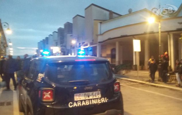 Melito, incidente in pieno centro: auto ne travolge altre tre
