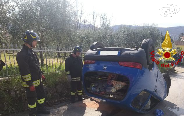 Sbanda e si ribalta con l'auto, donna ferita al Moscati