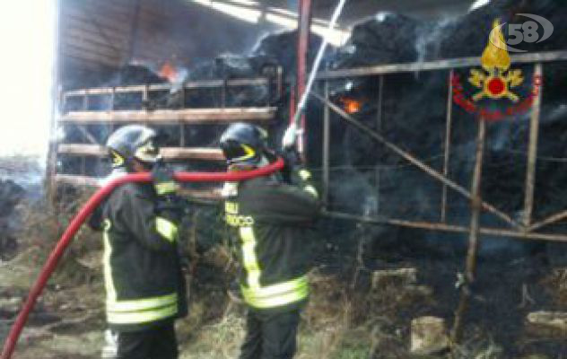 Zungoli, a fuoco un capannone. Ustionato il proprietario