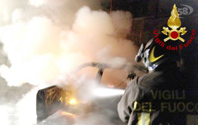 Auto in fiamme a Montoro I. Pronto l'intervento dei caschi Rossi