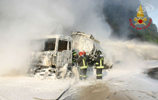 Autocisterna in fiamme: panico sulla Napoli-Canosa