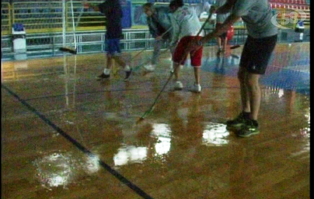 Nubifragio su Ariano: si allaga il palazzetto dello sport. A lavoro anche le ragazze dell'Lpa