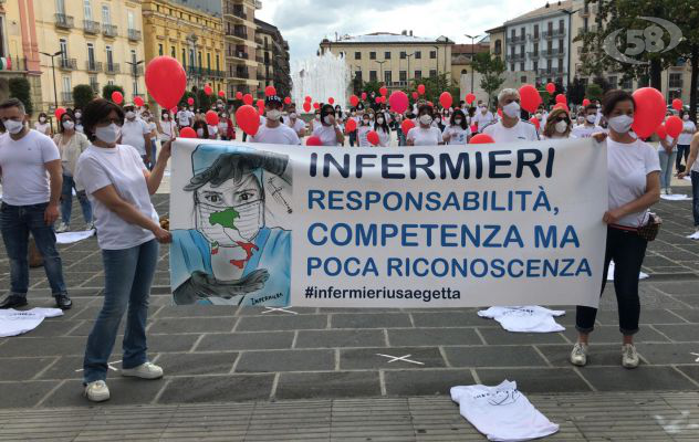 Infermieri in piazza, flash mob ad Avellino: non chiamateci eroi
