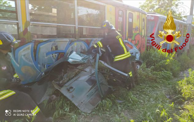 Impatto tra treno e auto, uomo incastrato nell'abitacolo