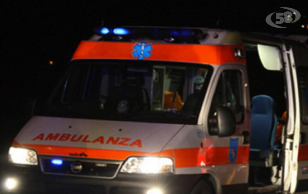 Auto fuori strada, incidente nella notte: paura per 4 giovani