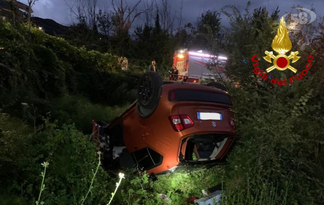 Auto finisce in una scarpata, quattro in ospedale