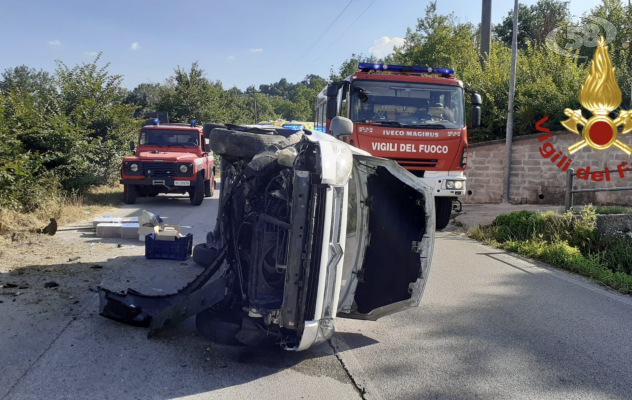 Sbanda e si ribalta, 64enne incastrato nell'abitacolo