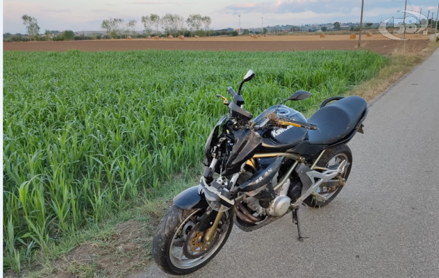 Perde il controllo della moto, investe una ragazza e si schianta in un campo di fieno