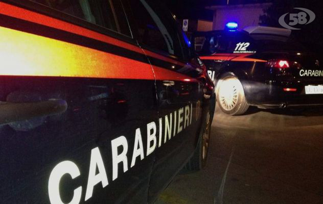 Ladro lancia la cassaforte appena rubata contro un carabiniere