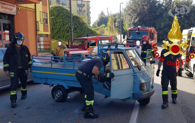 Scontro tra auto e Ape, un ferito al Moscati