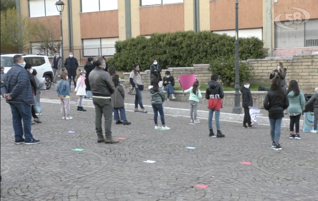 Mamme e bimbi in piazza: ''Presidente De Luca, riapra le scuole''