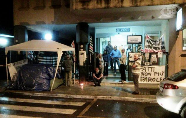 Da 3 mesi senza stipendio, da 6 notti in tenda sotto l'Asl: la protesta infinita dei precari