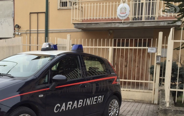 Aggredisce la moglie e si scaglia contro i carabinieri: arrestato