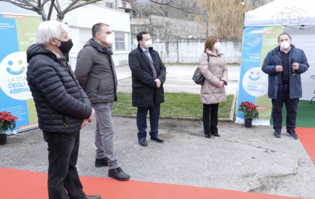 Incontra chi ami in sicurezza. Il Consorzio A5 promuove nelle Rsa abbracci tra familiari e anziani